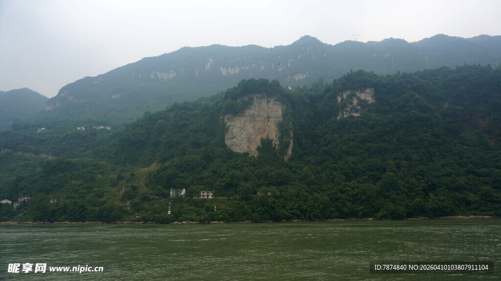 青山绿水间的壮丽山景