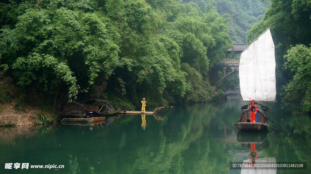 青山绿水间的悠然竹筏行