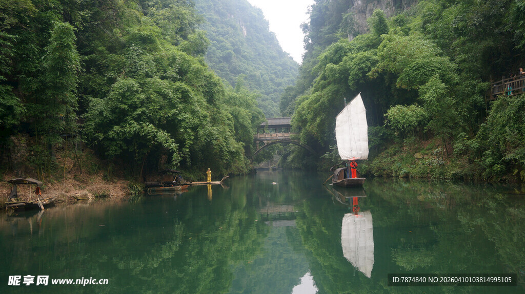 青山绿水间的竹筏泛舟