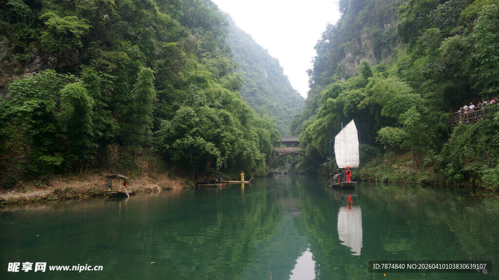 青山绿水间的孤舟美景