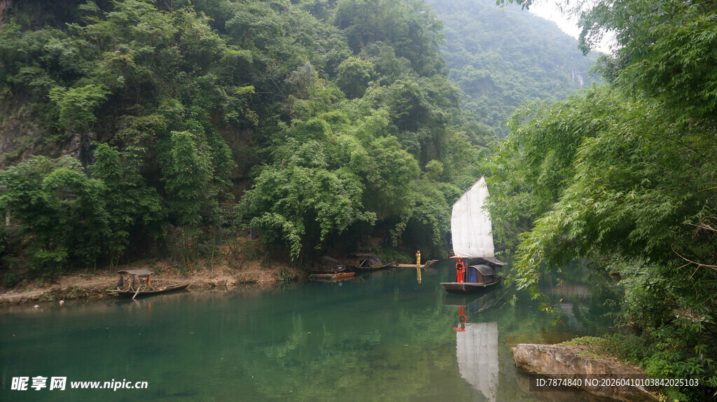 青山绿水间的静谧小船
