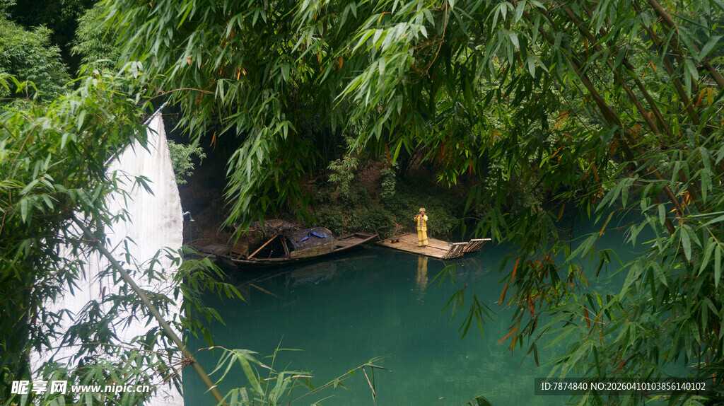 林间碧潭中的一叶扁舟