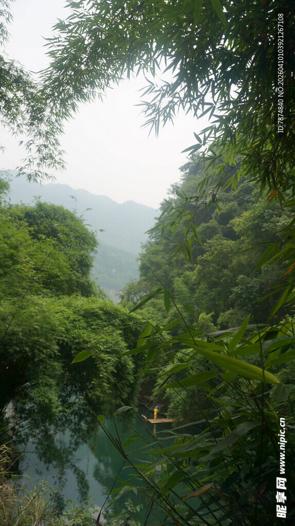 青山绿水间的静谧小船