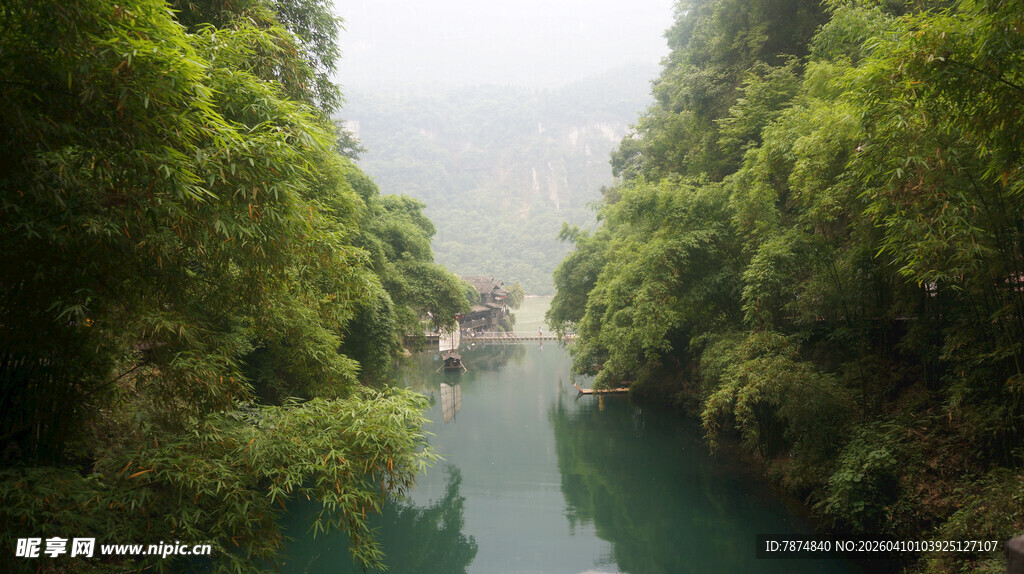青山环抱的清幽河流