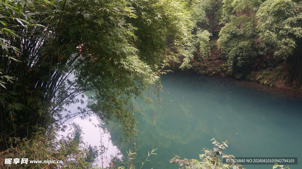 清幽翠谷中的碧绿湖水