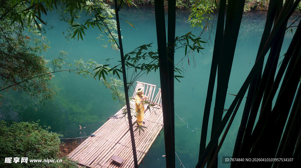 竹影下的湖边木质观景台
