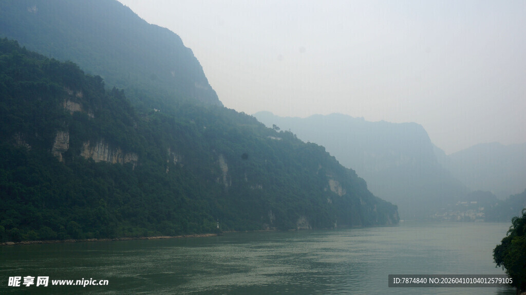 山水相依的壮阔江景