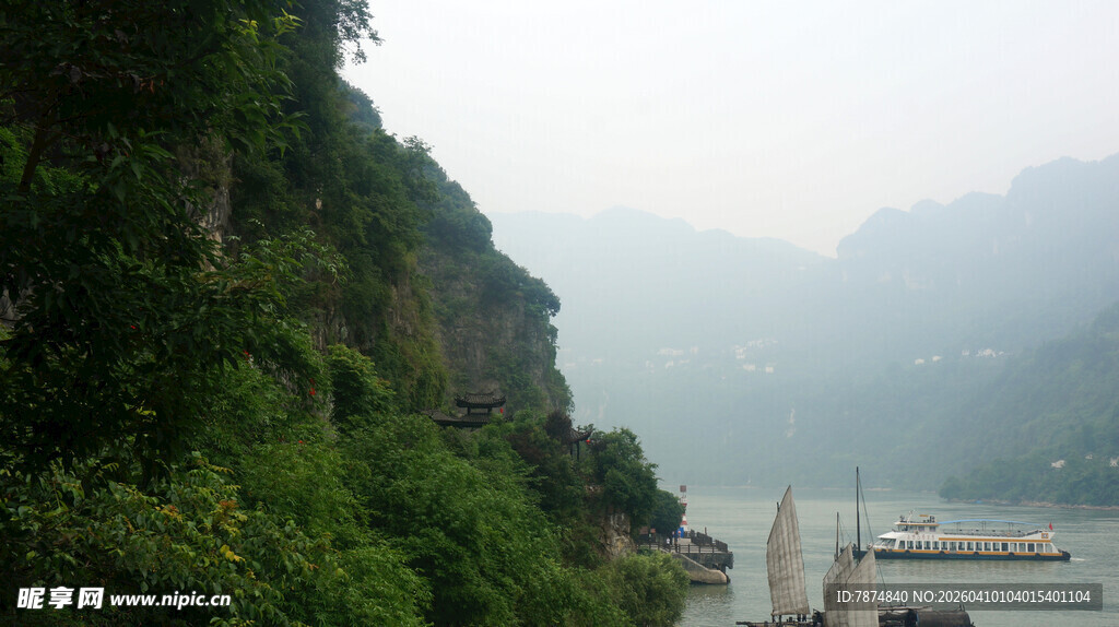 江边青山绿水风景图