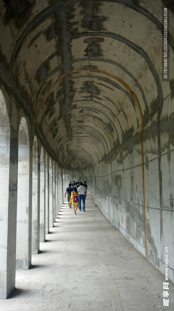 拱形长廊下的行人漫步