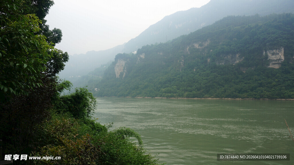 青山绿水间的蜿蜒河流