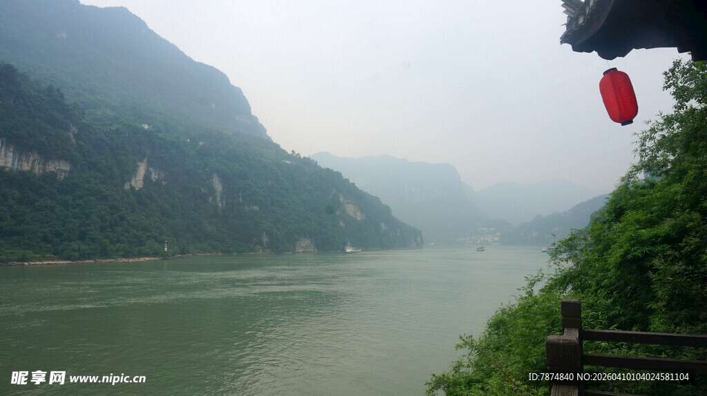 江边青山绿水风景如画