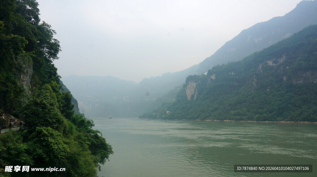 山水相依的壮阔江景
