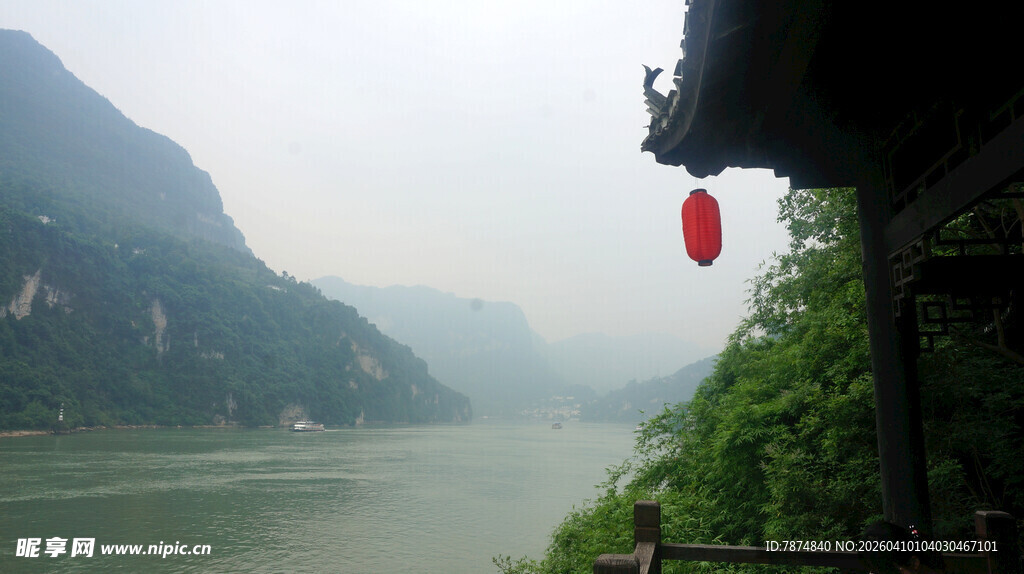 江边山景 红灯点缀