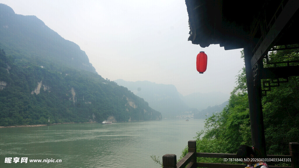 江边亭阁赏山水美景