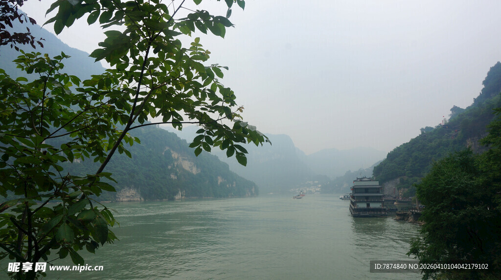 山水相依的秀丽江景