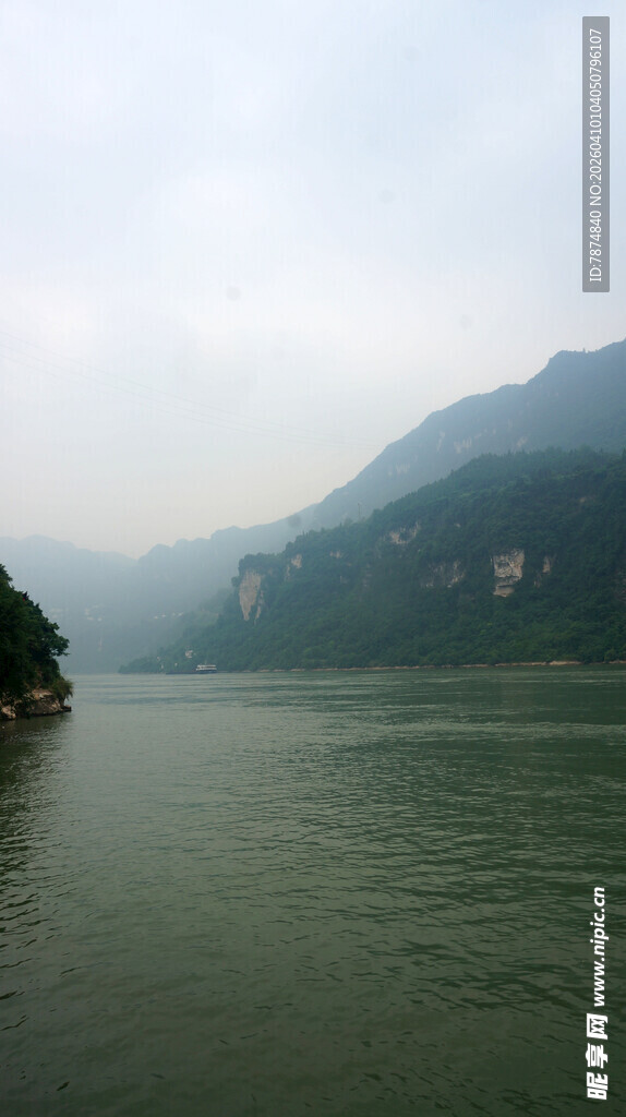 山水相依的静谧江面