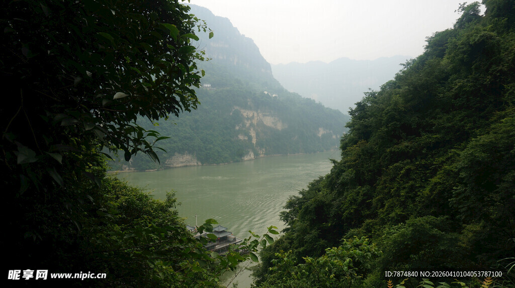 山间绿意盎然的秀丽江景