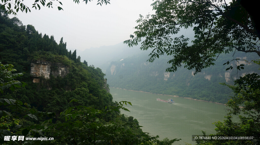 山间河流旁的葱郁景色