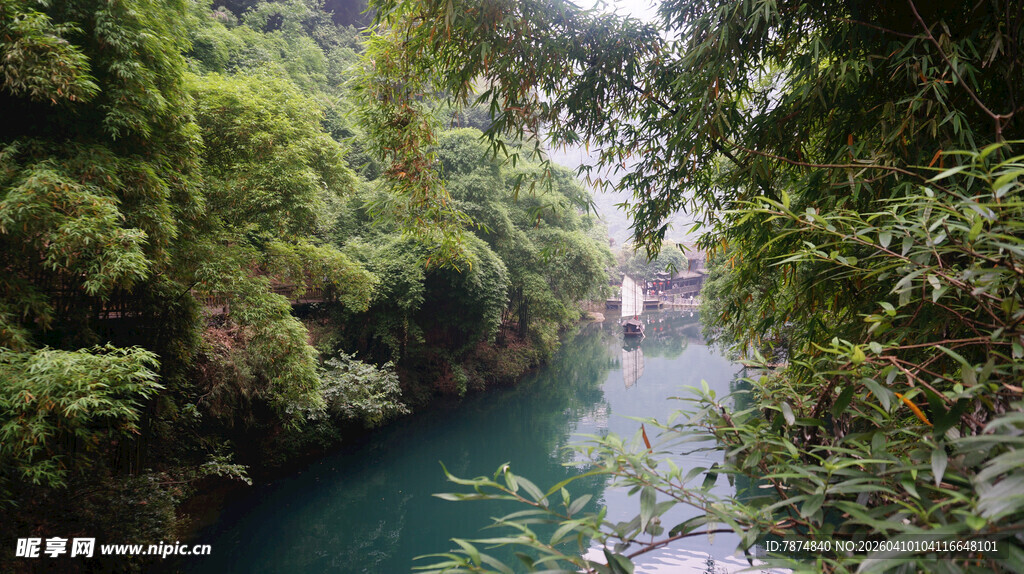 青山绿水间的清幽河谷