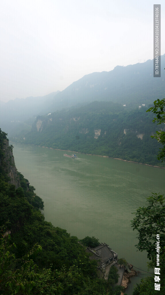 山间江景 绿植环绕的壮阔风光