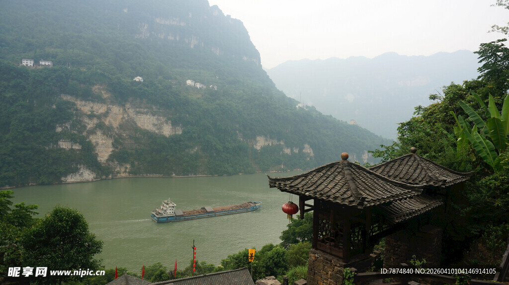 江边古亭伴青山绿水