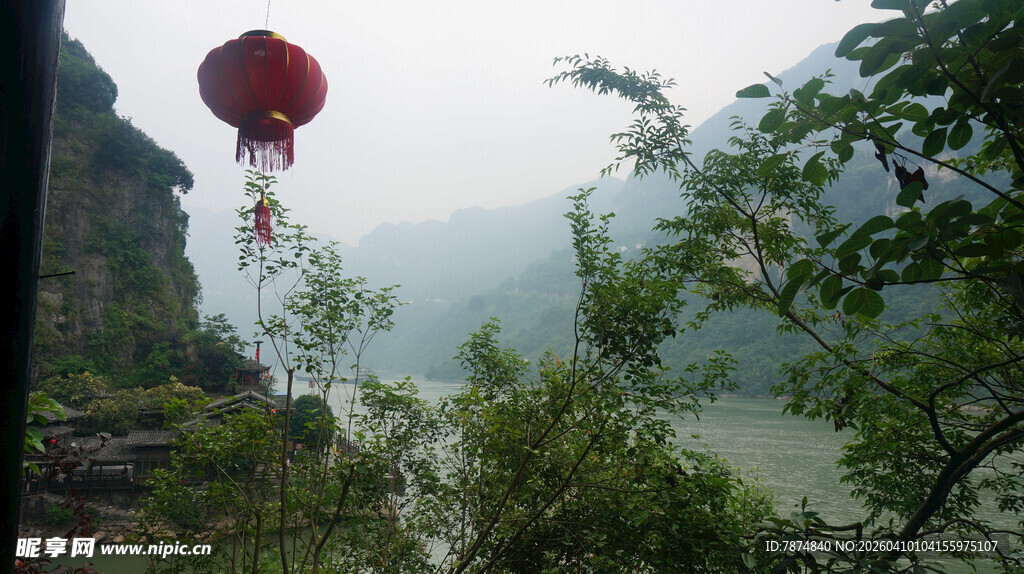 山间红气球悬于葱茏绿意间
