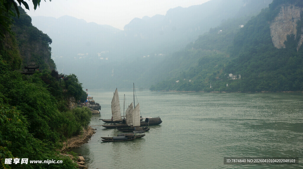江上帆船伴青山美景