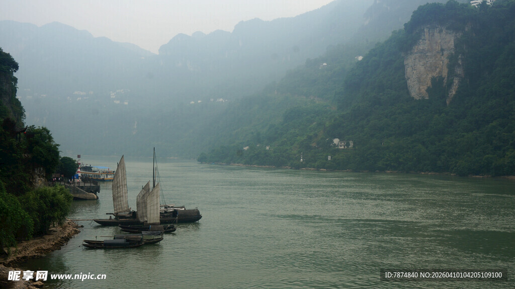 江上船只与两岸青山美景