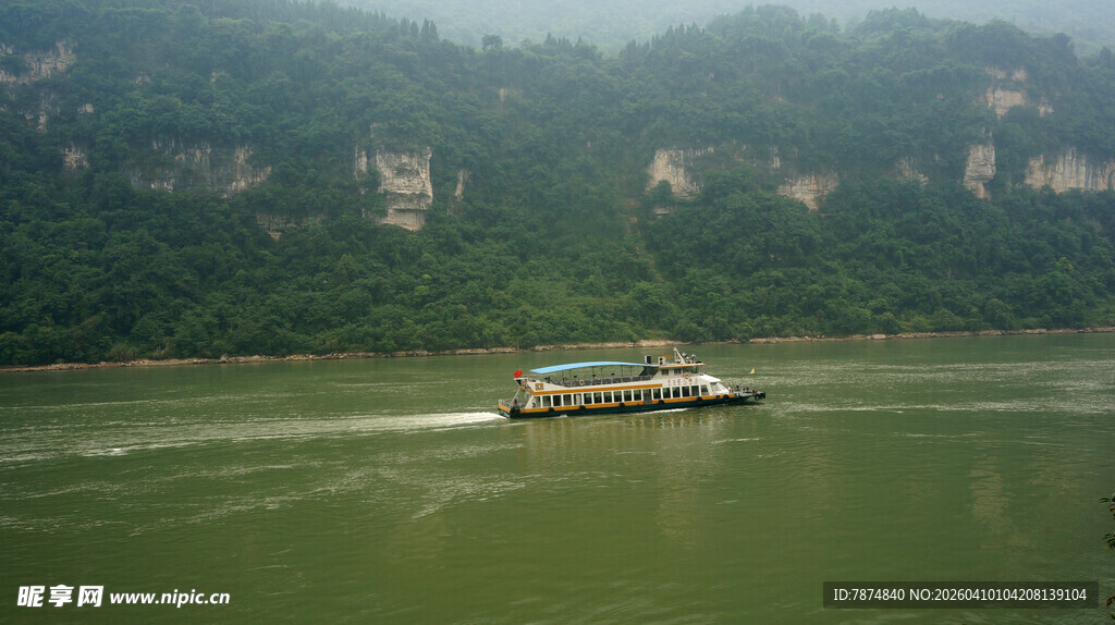江上游船穿行青山绿水间