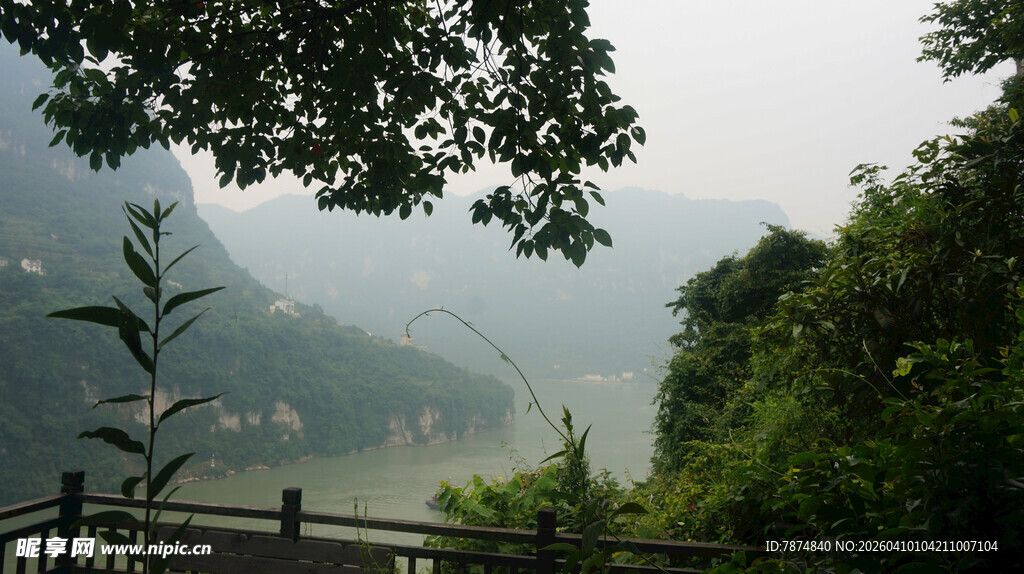 山间观景处的秀丽风光