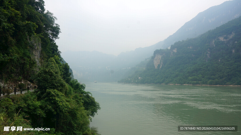 壮丽山水间的江景风光