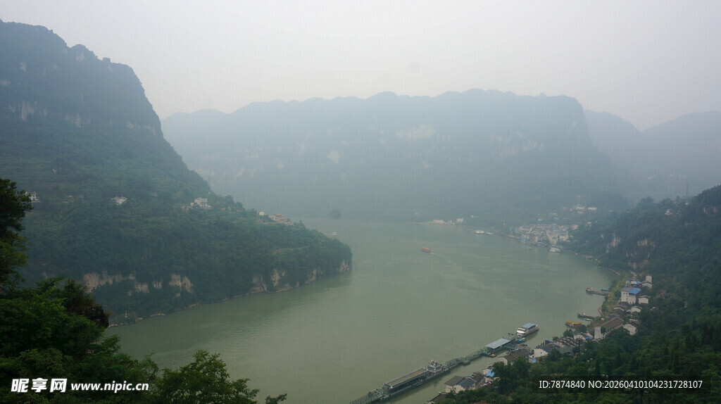 山水相依的壮丽江景