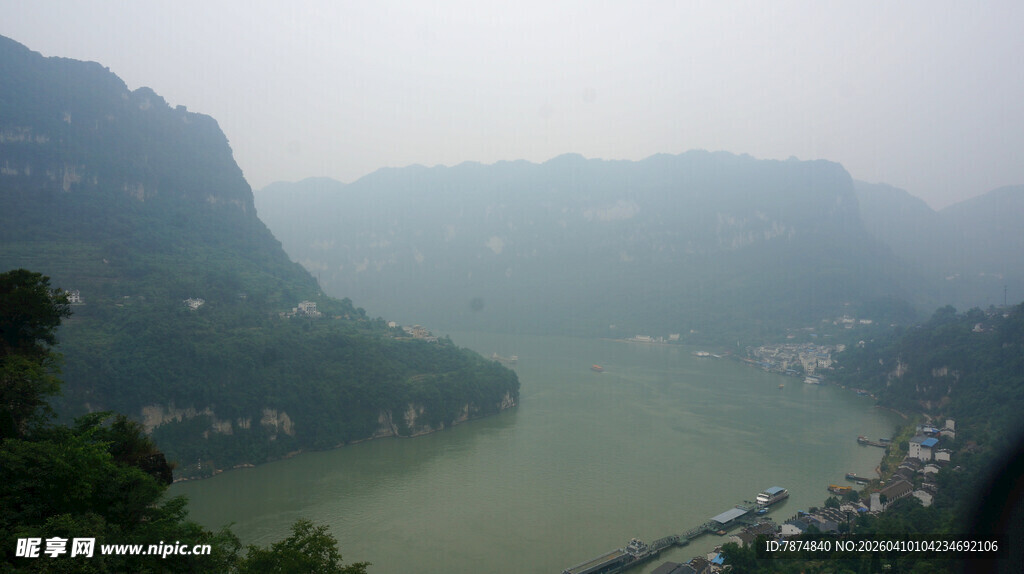 山水云雾间的秀丽江景