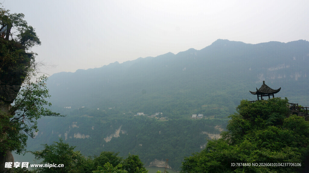 山间亭景 隐于葱茏绿意