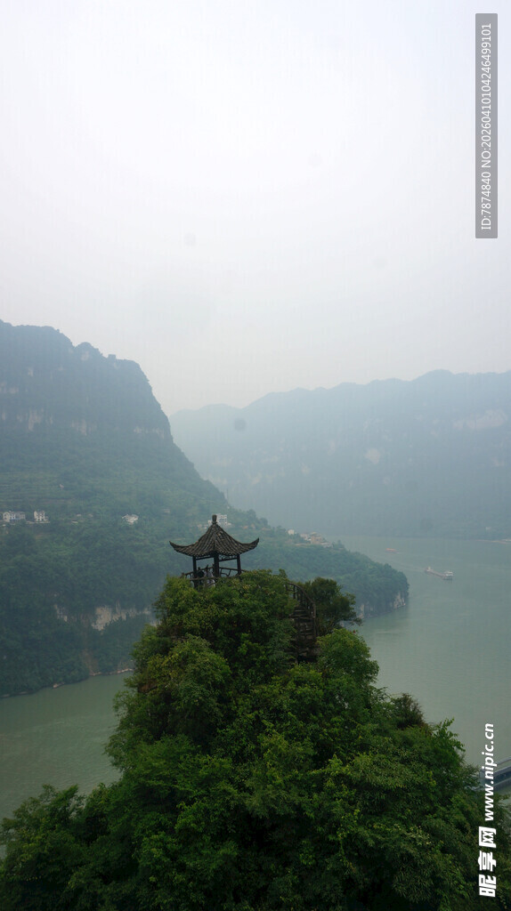山顶亭阁俯瞰山水美景