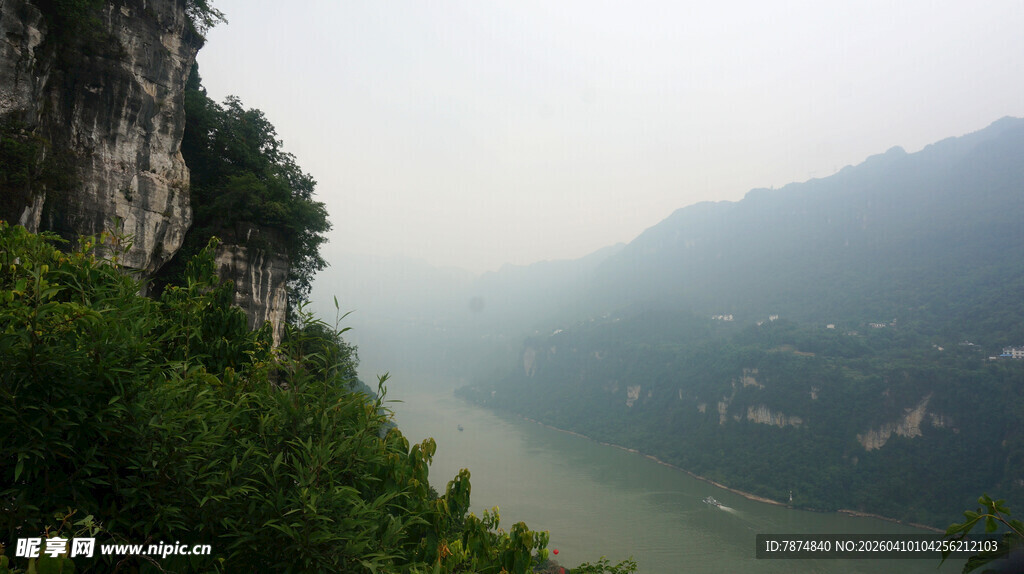 山间江畔美景