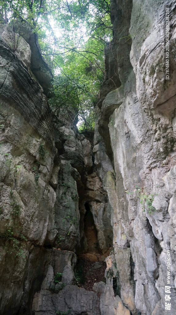 峡谷岩壁景观