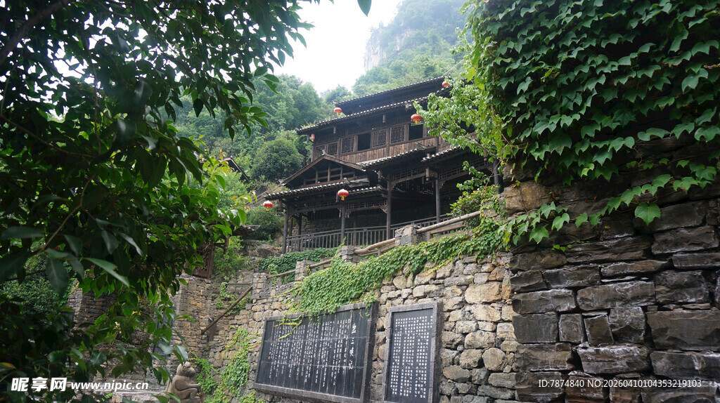 古朴山居隐于葱郁山林间