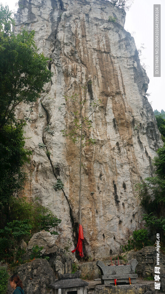攀岩者挑战陡峭岩壁