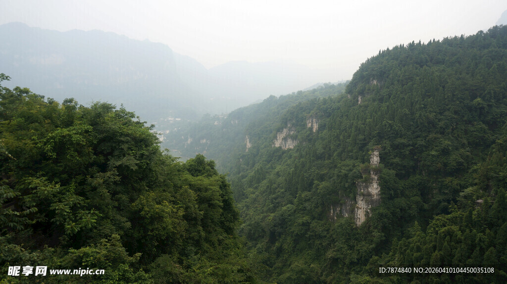 山峦叠翠的秀丽山谷景色
