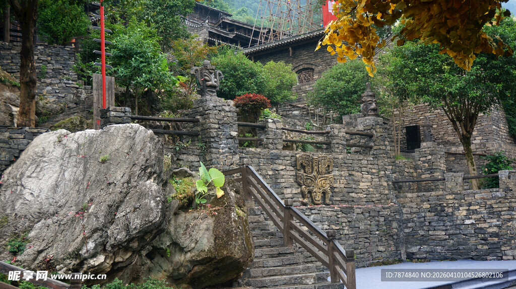 山间石景与多彩秋景