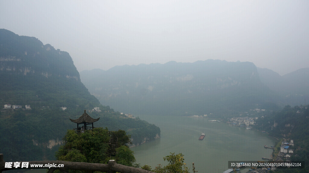 雾中江景 山峦与江水相映