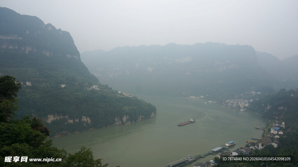 山水相依的江上风光