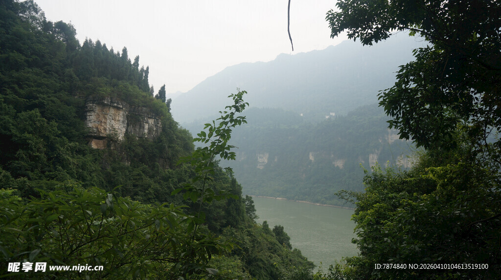 山间绿意环绕的秀丽湖景