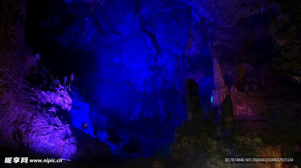 梦幻洞穴灯光秀