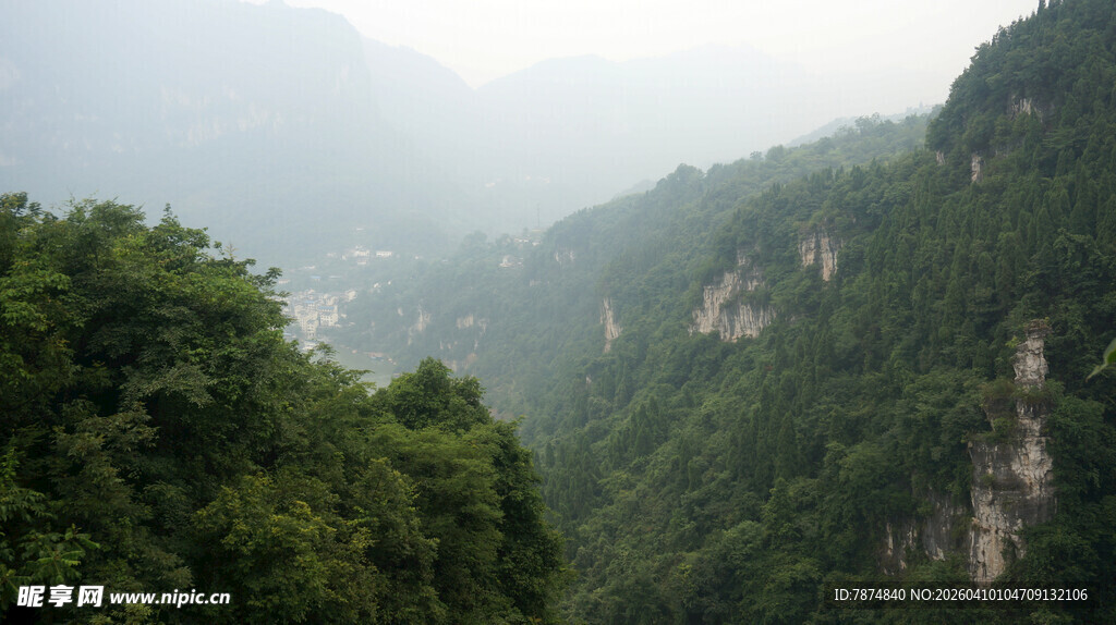 山峦叠翠的秀丽自然景观