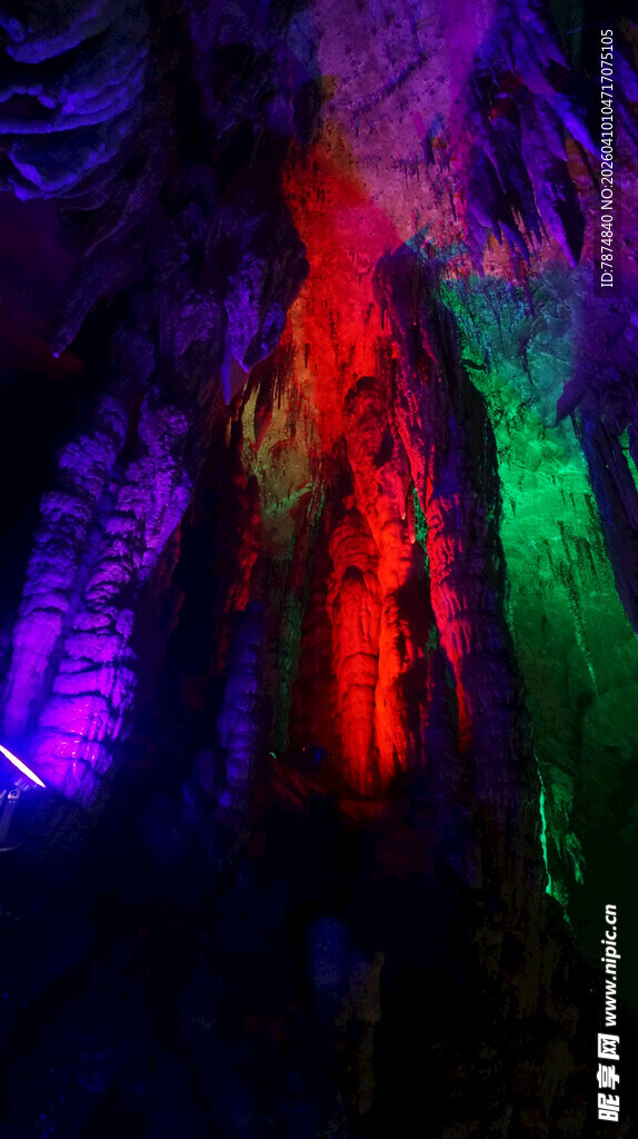 梦幻溶洞彩色灯光景观