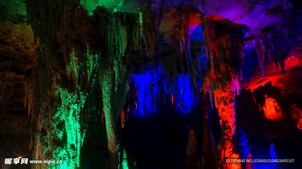 梦幻岩洞内的多彩钟乳石