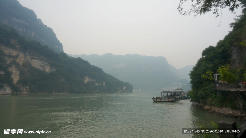 壮丽山水间的江景风光