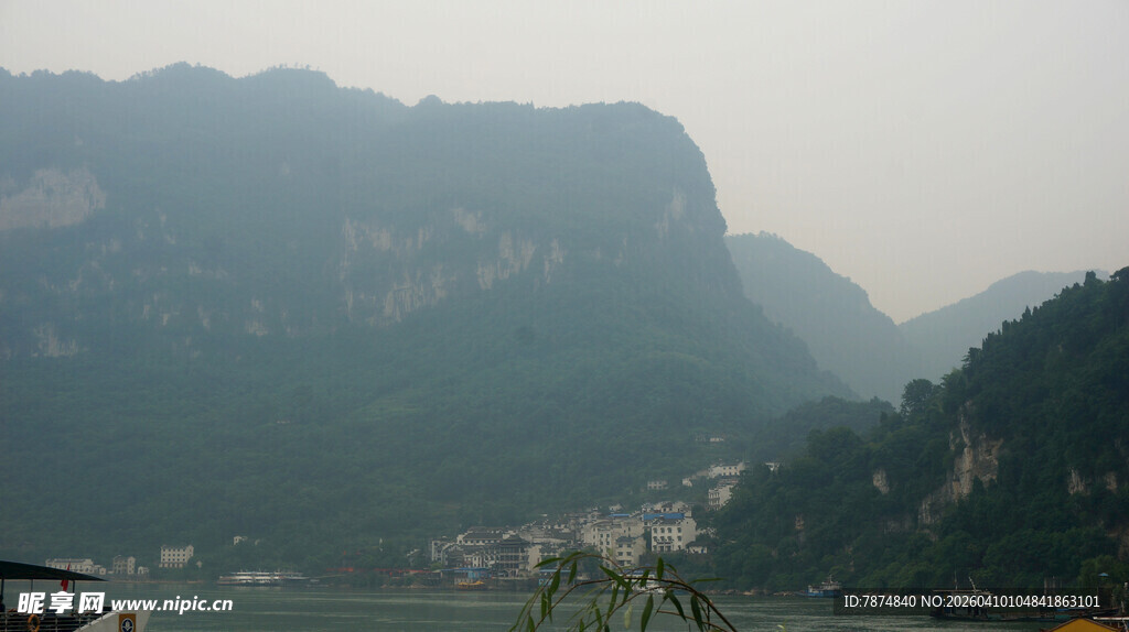 山水相依的秀丽自然景观